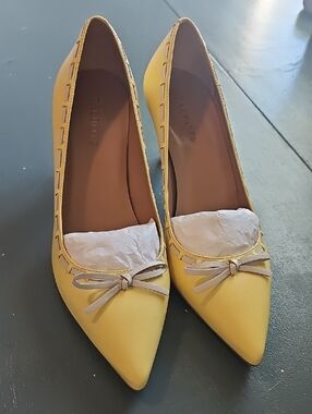 Talbots Vintage Yellow Pointed-Toe Low Heal with Beige Bow Trim. Size 8.5.retro